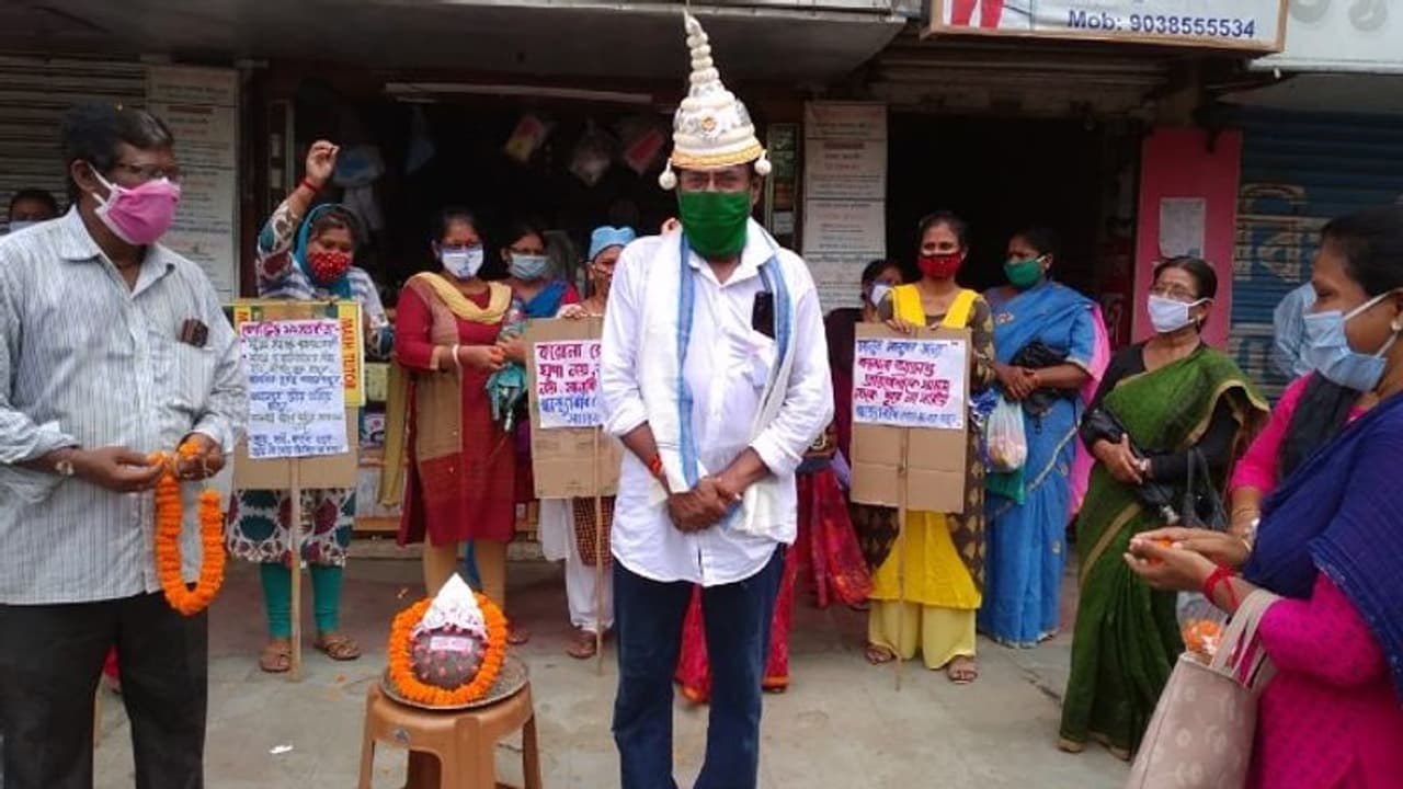 শেষপর্যন্ত করোনাকে বিয়ে, সামাজিক বার্তা দিলেন বারাসতের কালী রুদ্র শেষপর্যন্ত করোনাকে বিয়ে, সামাজিক বার্তা দিলেন বারাসতের কালী রুদ্র