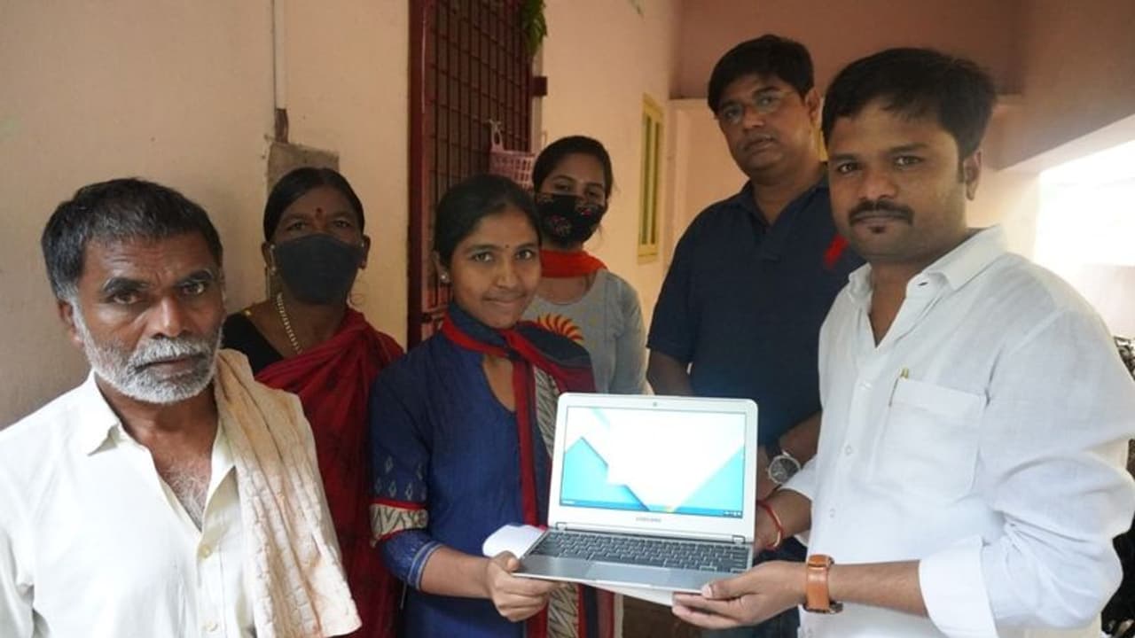 సాఫ్ట్వేర్ శారదకు అండగా నిలిచిన టీటా గ్లోబల్...అంతర్జాతీయ స్థాయి అవకాశం (వీడియో) సాఫ్ట్వేర్ శారదకు అండగా నిలిచిన టీటా గ్లోబల్...అంతర్జాతీయ స్థాయి అవకాశం (వీడియో)