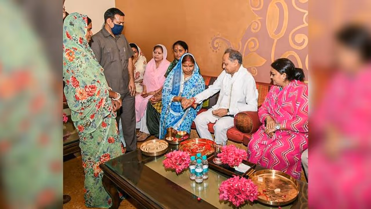 विधायकों ने गहलोत को बांधी राखी, तो सीएम ने मांगा सरकार बचाने के लिए समर्थन