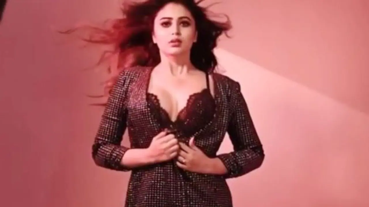 সাহসী পোশাকে ঋতাভরী, ভিডিওতে আগুন ধরালেন নেটদুনিয়ায় সাহসী পোশাকে ঋতাভরী, ভিডিওতে আগুন ধরালেন নেটদুনিয়ায়