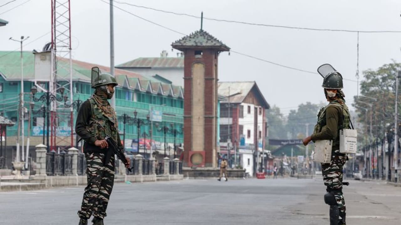 বাড়ি ফেরা হল না কাশ্মীরের বিজেপি নেতার, ওয়াসিম বারির মতই গুলিতে প্রাণ গেল সরপঞ্চের বাড়ি ফেরা হল না কাশ্মীরের বিজেপি নেতার, ওয়াসিম বারির মতই গুলিতে প্রাণ গেল সরপঞ্চের