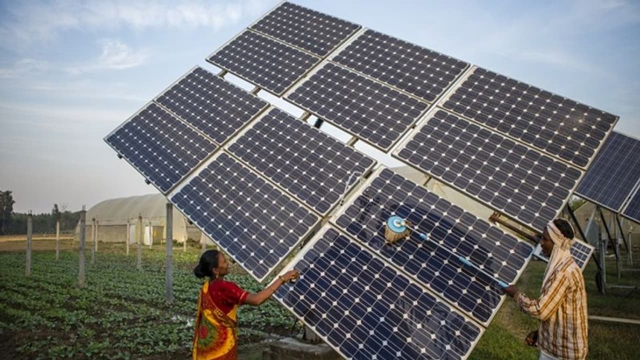 पीएम कुसुम योजनाः केंद्र सरकार किसानों को दे रही है 25 साल तक लाखों रुपए कमाई का मौका, जानें कैसा उठाएं लाभ पीएम कुसुम योजनाः केंद्र सरकार किसानों को दे रही है 25 साल तक लाखों रुपए कमाई का मौका, जानें कैसा उठाएं लाभ