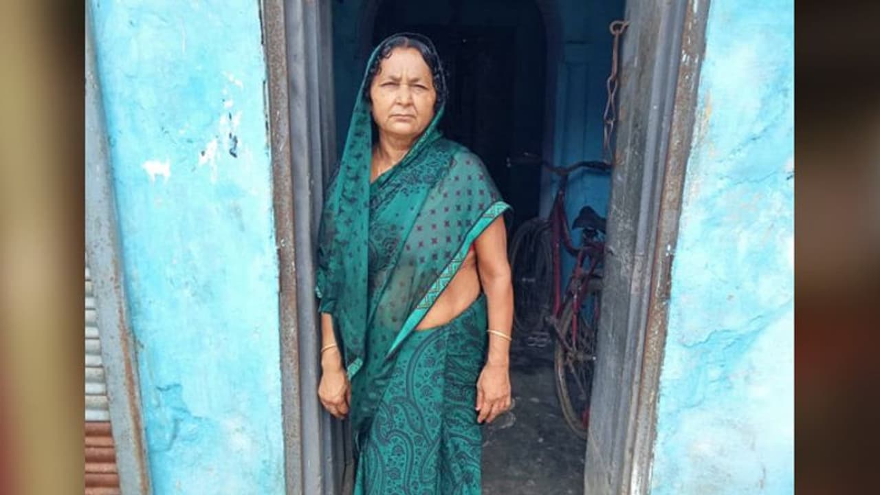 1990 की कारसेवा में पुलिस की गोली से चली गई थी जान, अब पत्नी को मिला राम मंदिर भूमिपूजन का निमंत्रण 1990 की कारसेवा में पुलिस की गोली से चली गई थी जान, अब पत्नी को मिला राम मंदिर भूमिपूजन का निमंत्रण