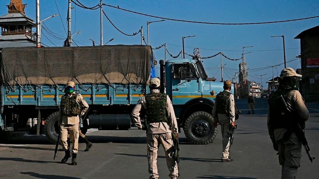 कश्मीर पर भारत ने सुनाई खरी खरी, कहा दुनिया को पता, पाकिस्तान 40 हजार आतंकियों का गढ़ कश्मीर पर भारत ने सुनाई खरी खरी, कहा दुनिया को पता, पाकिस्तान 40 हजार आतंकियों का गढ़