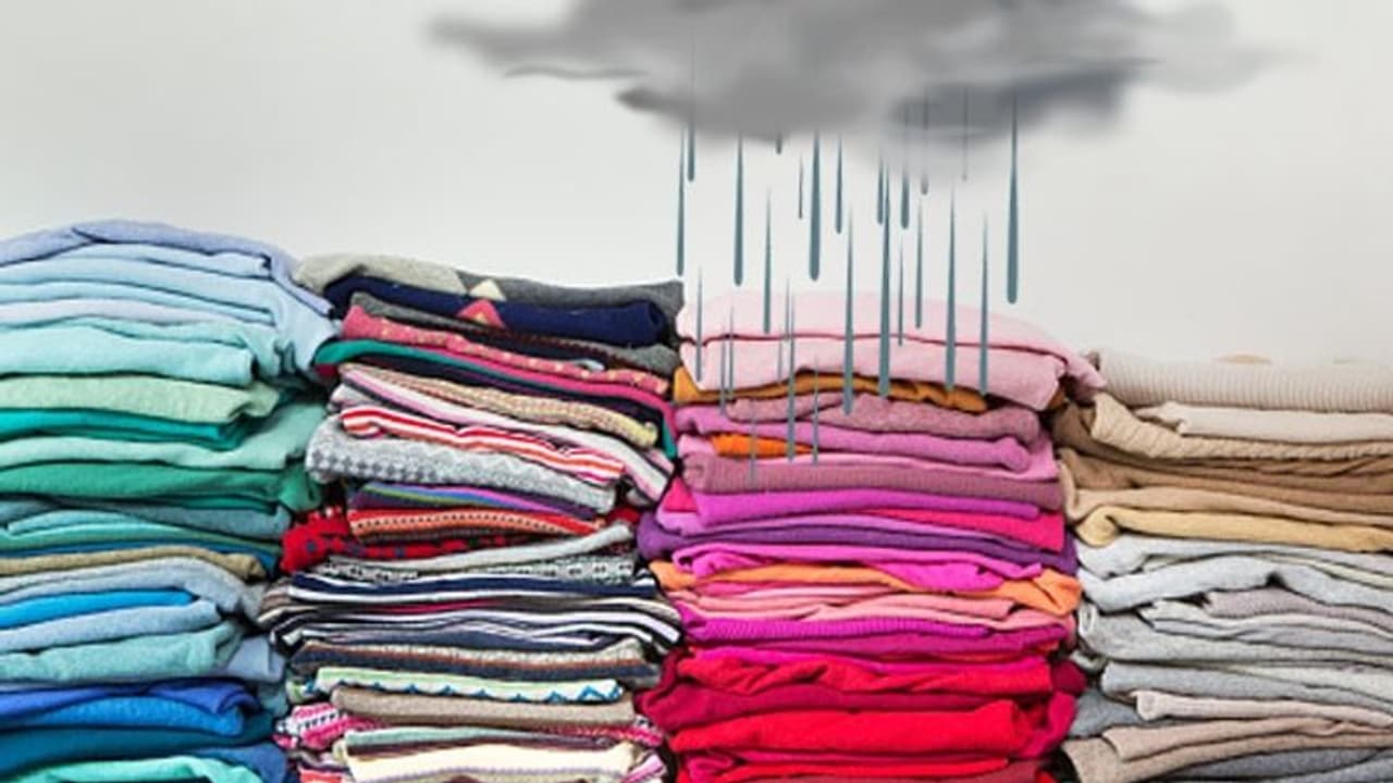 ஒரு சட்டை 50 ரூபாய்க்கு தர்றோம்…! கடையில் குவிந்த மக்கள்… அதிகாரிகள் செஞ்ச காரியம்..