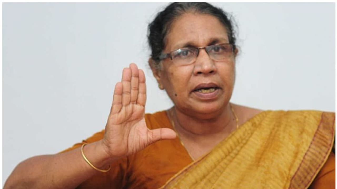 '89 വയസ്സുള്ള തള്ളയെ കൊണ്ടാണോ പരാതി കൊടുക്കുന്നത്'; പരാതിക്കാരോട് ഉറഞ്ഞുതുള്ളി വനിത കമ്മീഷൻ അധ്യക്ഷ