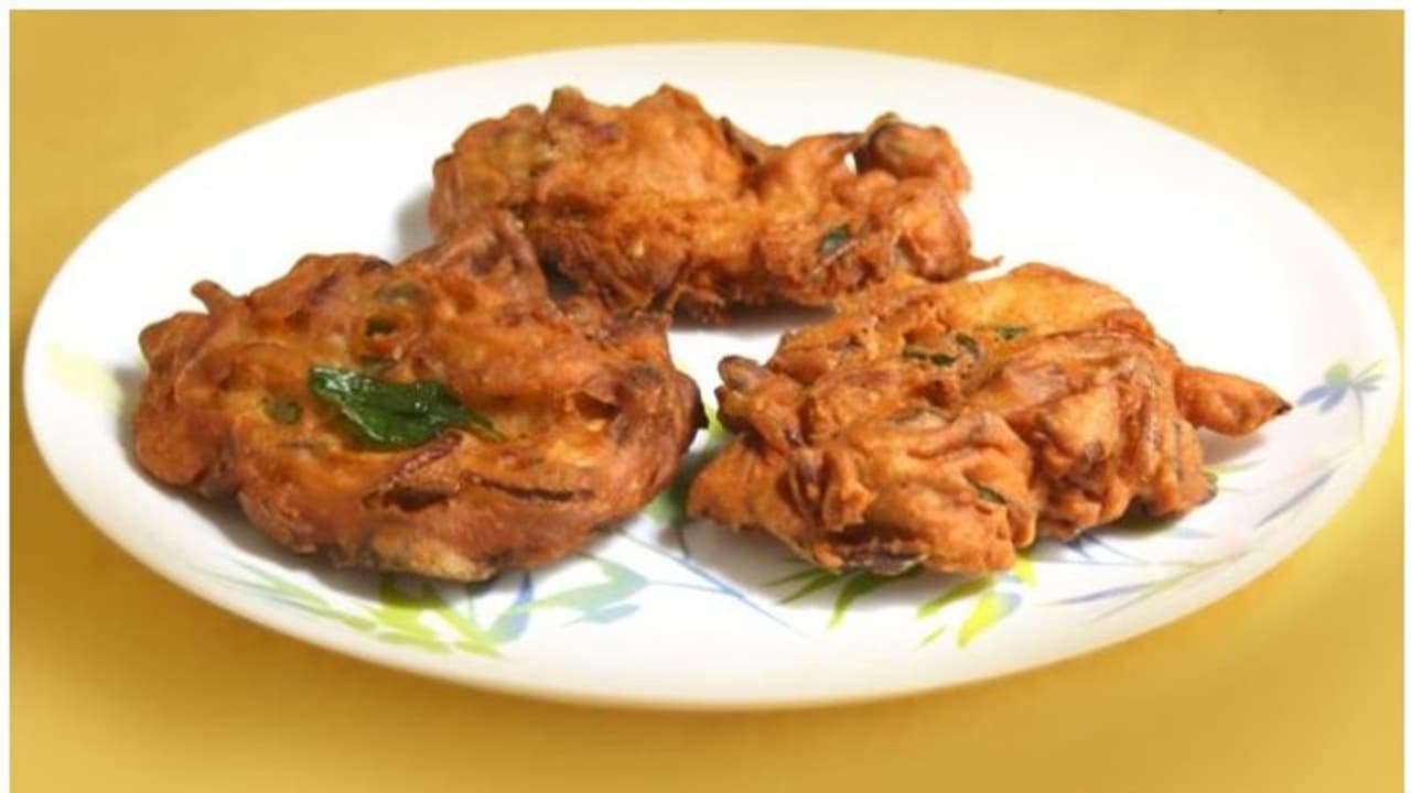 ചൂട് 'ഉള്ളി വട' കഴിക്കാന് തോന്നുന്നുണ്ടോ, ഉണ്ടാക്കി നോക്കിയാലോ... ചൂട് 'ഉള്ളി വട' കഴിക്കാന് തോന്നുന്നുണ്ടോ, ഉണ്ടാക്കി നോക്കിയാലോ...