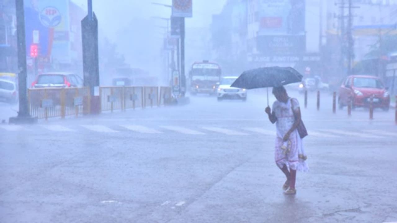 రానున్న నాలుగురోజులూ తెలంగాణలో భారీ వర్షాలు... వాతావరణ కేంద్రం ప్రకటన రానున్న నాలుగురోజులూ తెలంగాణలో భారీ వర్షాలు... వాతావరణ కేంద్రం ప్రకటన