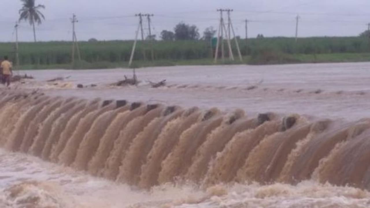 తెలంగాణలో భారీ వర్షాలు... నిడుకుండలా నీటిపారుదల ప్రాజెక్టులు