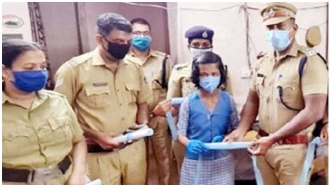 നാടിന്റെ കാവലാളുകൾക്ക് സ്നേഹസമ്മാനം; പൊലീസ് ഉദ്യോഗസ്ഥർക്ക് ഫേസ്ഷീല്ഡുകള് നിര്മ്മിച്ച് നൽകി വിദ്യാർത്ഥിനി നാടിന്റെ കാവലാളുകൾക്ക് സ്നേഹസമ്മാനം; പൊലീസ് ഉദ്യോഗസ്ഥർക്ക് ഫേസ്ഷീല്ഡുകള് നിര്മ്മിച്ച് നൽകി വിദ്യാർത്ഥിനി