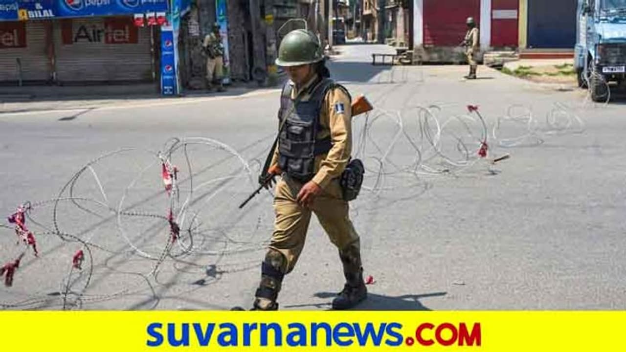 ಜಮ್ಮ ಮತ್ತು ಕಾಶ್ಮೀರದಲ್ಲಿ ಕರ್ಫ್ಯೂ; 370 ರದ್ದಾದ ಬಳಿಕ ಇದೇ ಮೊದಲು! ಜಮ್ಮ ಮತ್ತು ಕಾಶ್ಮೀರದಲ್ಲಿ ಕರ್ಫ್ಯೂ; 370 ರದ್ದಾದ ಬಳಿಕ ಇದೇ ಮೊದಲು!