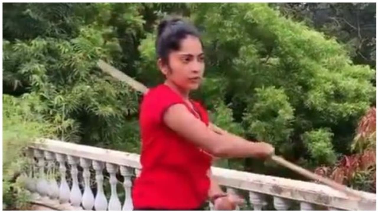 விஜய் டிவி தொகுப்பாளினி ரம்யாவின் அசரவைக்கும் திறமை! தாறுமாறாய் சிலம்பம் சுற்றி வாயடைத்து போக வைத்த வீடியோ! விஜய் டிவி தொகுப்பாளினி ரம்யாவின் அசரவைக்கும் திறமை! தாறுமாறாய் சிலம்பம் சுற்றி வாயடைத்து போக வைத்த வீடியோ!