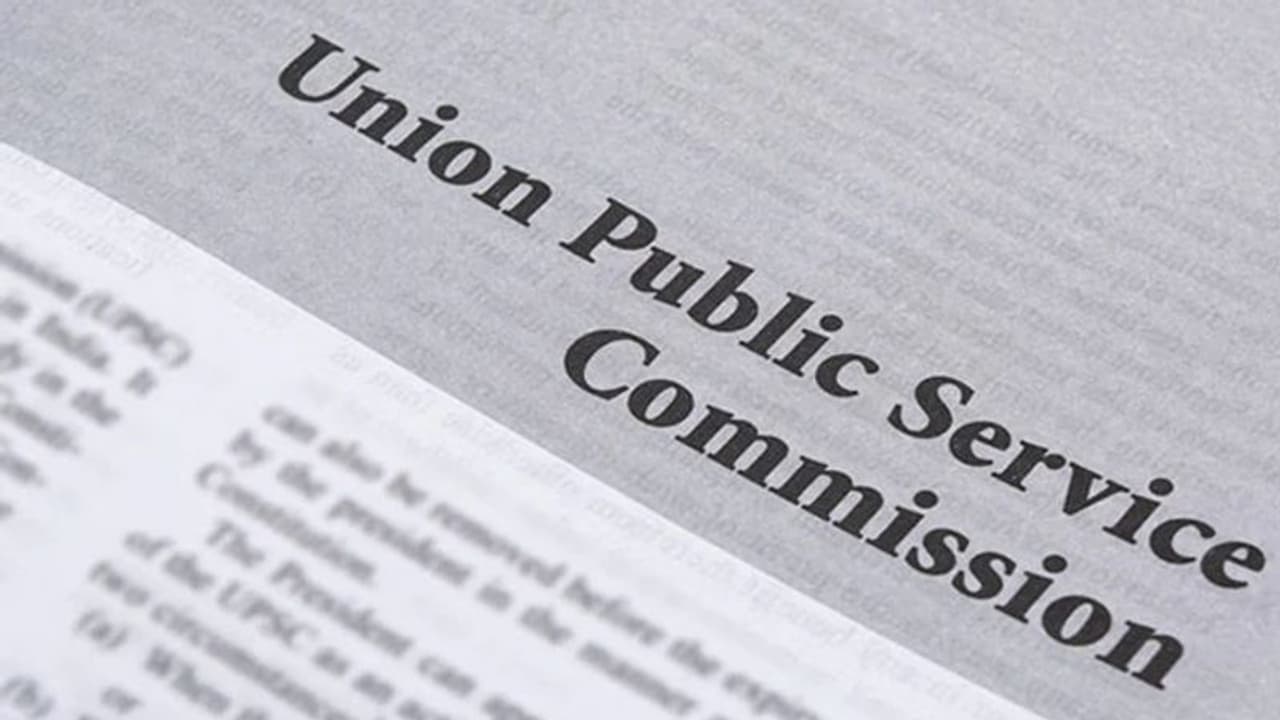 അസിസ്റ്റന്റ് പ്രൊഫസര്‍, അസിസ്റ്റന്റ് ഡയറക്ടർ തസ്തികകളിലേക്ക് യു പി.എസ്.സി. വിജ്ഞാപനം