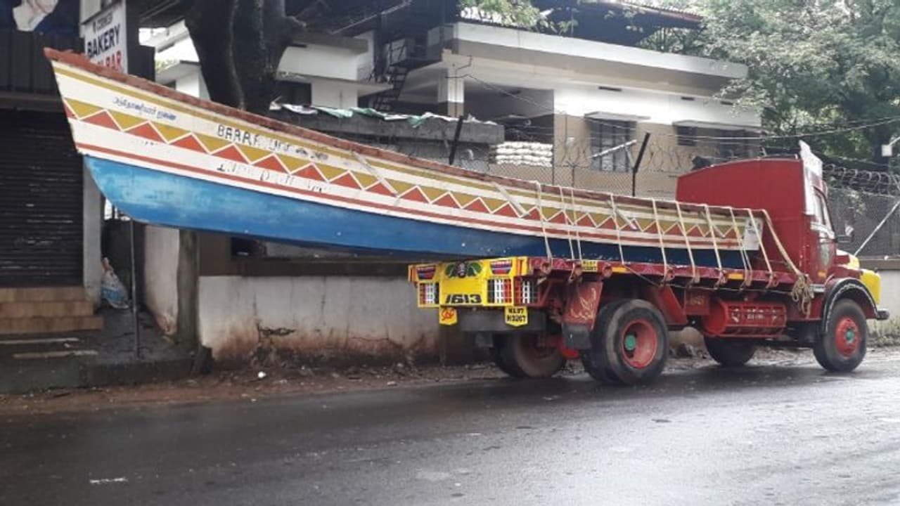 പ്രളയമുന്നൊരുക്കം; നിലമ്പൂരിൽ ദുരന്തനിവാരണ അതോറിറ്റിയുടെ ബോട്ടുകളെത്തി പ്രളയമുന്നൊരുക്കം; നിലമ്പൂരിൽ ദുരന്തനിവാരണ അതോറിറ്റിയുടെ ബോട്ടുകളെത്തി
