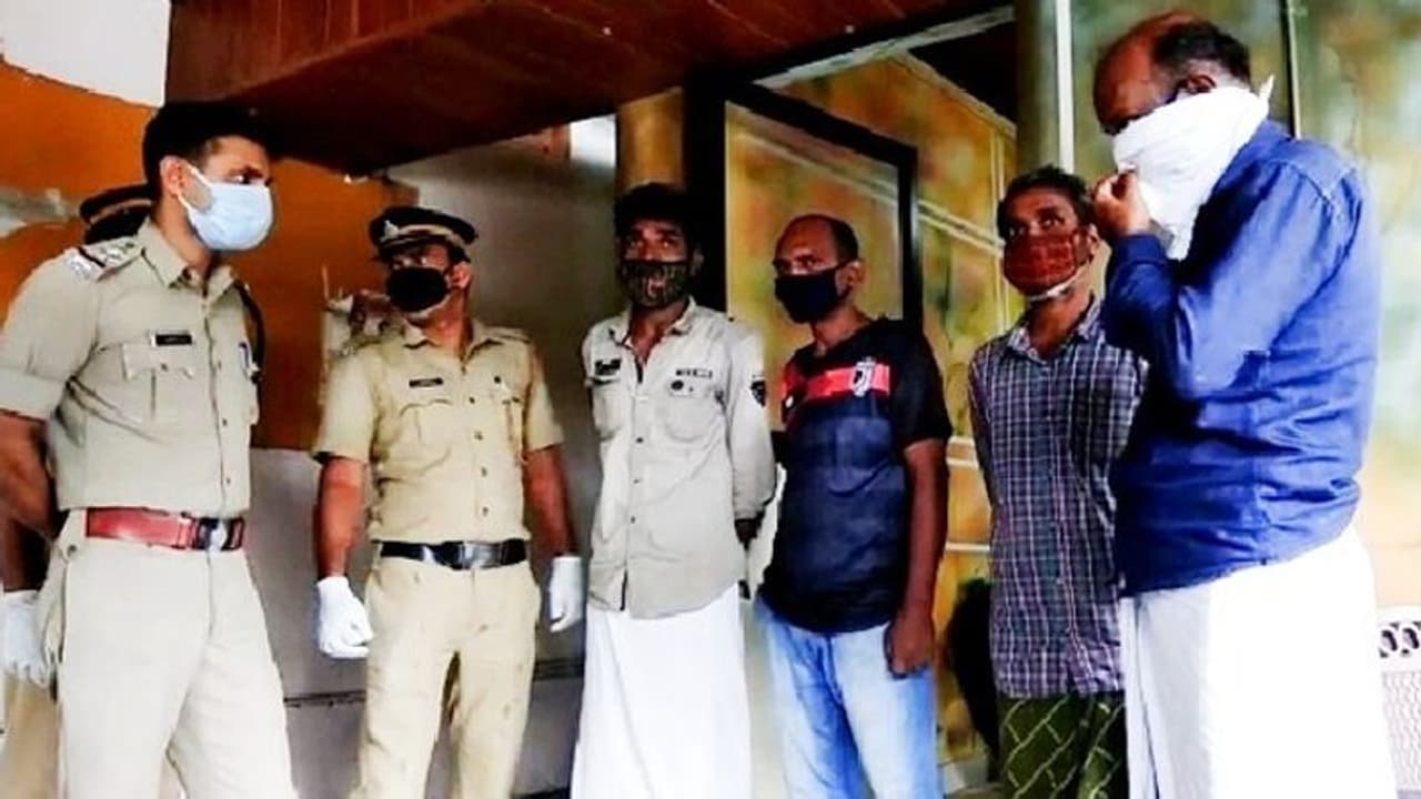 തെരുവ് കച്ചവടക്കാർ സൂക്ഷിച്ചുവയ്ക്കുന്ന തുണിത്തരങ്ങൾ കവർന്ന് ആദായ വിൽപ്പന; സംഘം അറസ്റ്റിൽ തെരുവ് കച്ചവടക്കാർ സൂക്ഷിച്ചുവയ്ക്കുന്ന തുണിത്തരങ്ങൾ കവർന്ന് ആദായ വിൽപ്പന; സംഘം അറസ്റ്റിൽ