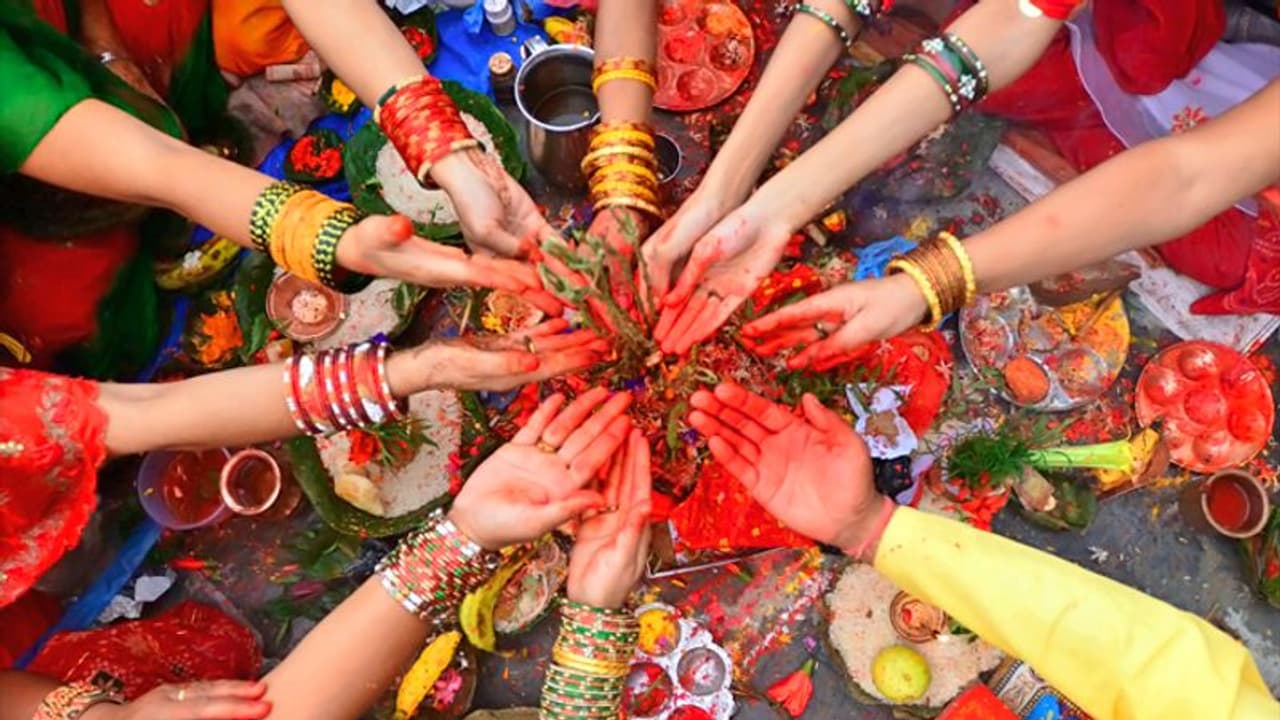 স্বামীর দীর্ঘজীবন ও সমৃদ্ধির কামনায় মহিলারা এই বিশেষ ব্রত ও রীতি পালন করেন স্বামীর দীর্ঘজীবন ও সমৃদ্ধির কামনায় মহিলারা এই বিশেষ ব্রত ও রীতি পালন করেন