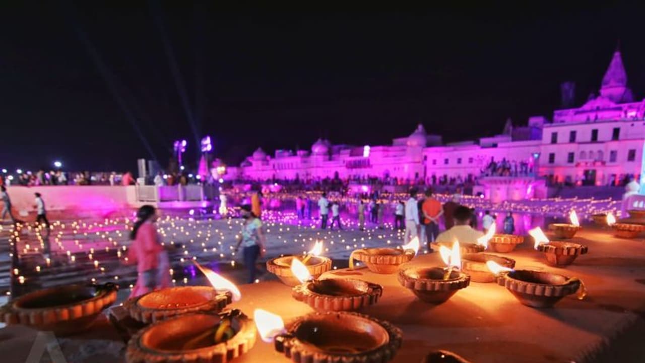 चीन सामान के बहिष्कार के बाद भारत में बिक रहे हैं  गाय के गोबर से बने उत्पाद, दिवाली के 12 उत्पाद तैयार