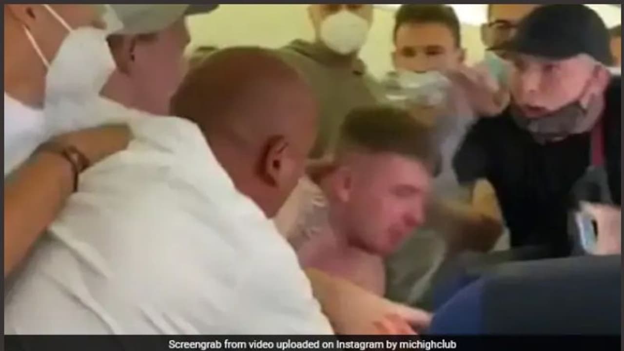 മാസ്ക് ധരിക്കില്ലെന്ന് രണ്ട് യാത്രക്കാര്; വിമാനത്തില് സംഘര്ഷം വീഡിയോ മാസ്ക് ധരിക്കില്ലെന്ന് രണ്ട് യാത്രക്കാര്; വിമാനത്തില് സംഘര്ഷം വീഡിയോ