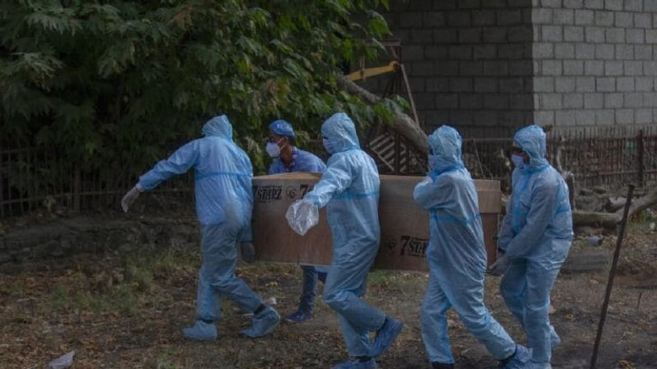 చావు.. రెండేళ్లు స్పీడుగా.. కరోనాతో తగ్గిన భారతీయుల ఆయుర్దాయం చావు.. రెండేళ్లు స్పీడుగా.. కరోనాతో తగ్గిన భారతీయుల ఆయుర్దాయం