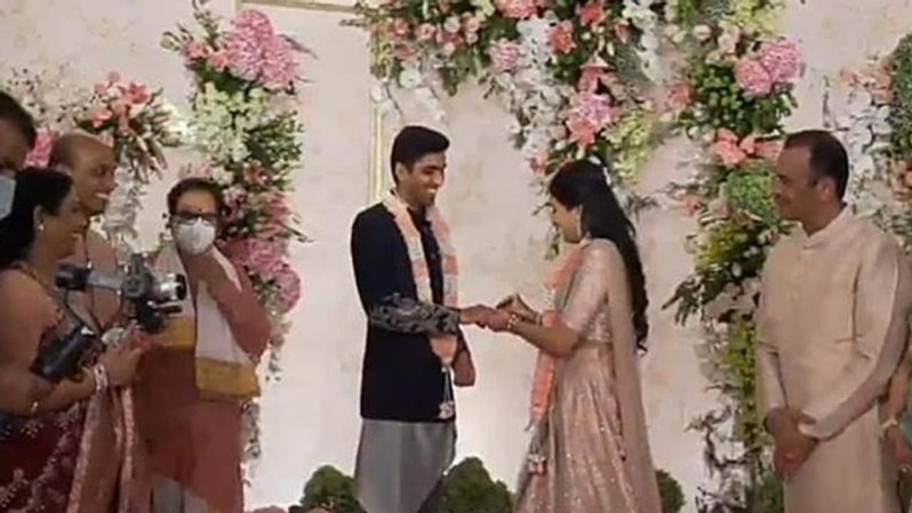 వైసీపీ నేత కుమారుడితో ఎంపీ కోమటిరెడ్డి కుమార్తె నిశ్చితార్థం వైసీపీ నేత కుమారుడితో ఎంపీ కోమటిరెడ్డి కుమార్తె నిశ్చితార్థం