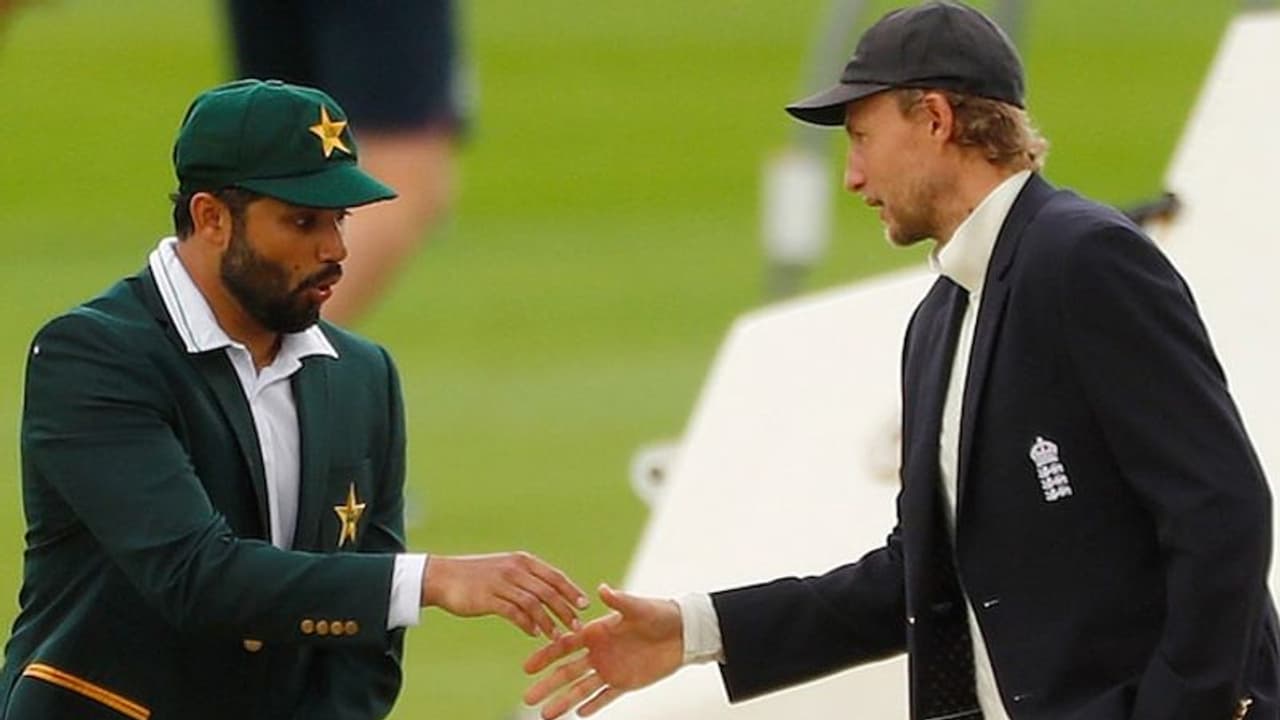 मैनचेस्टर में इंग्लैंड के साथ पहला टेस्ट; पाकिस्तान के कप्तान भूले ICC का नियम, कर बैठे ये गलती मैनचेस्टर में इंग्लैंड के साथ पहला टेस्ट; पाकिस्तान के कप्तान भूले ICC का नियम, कर बैठे ये गलती