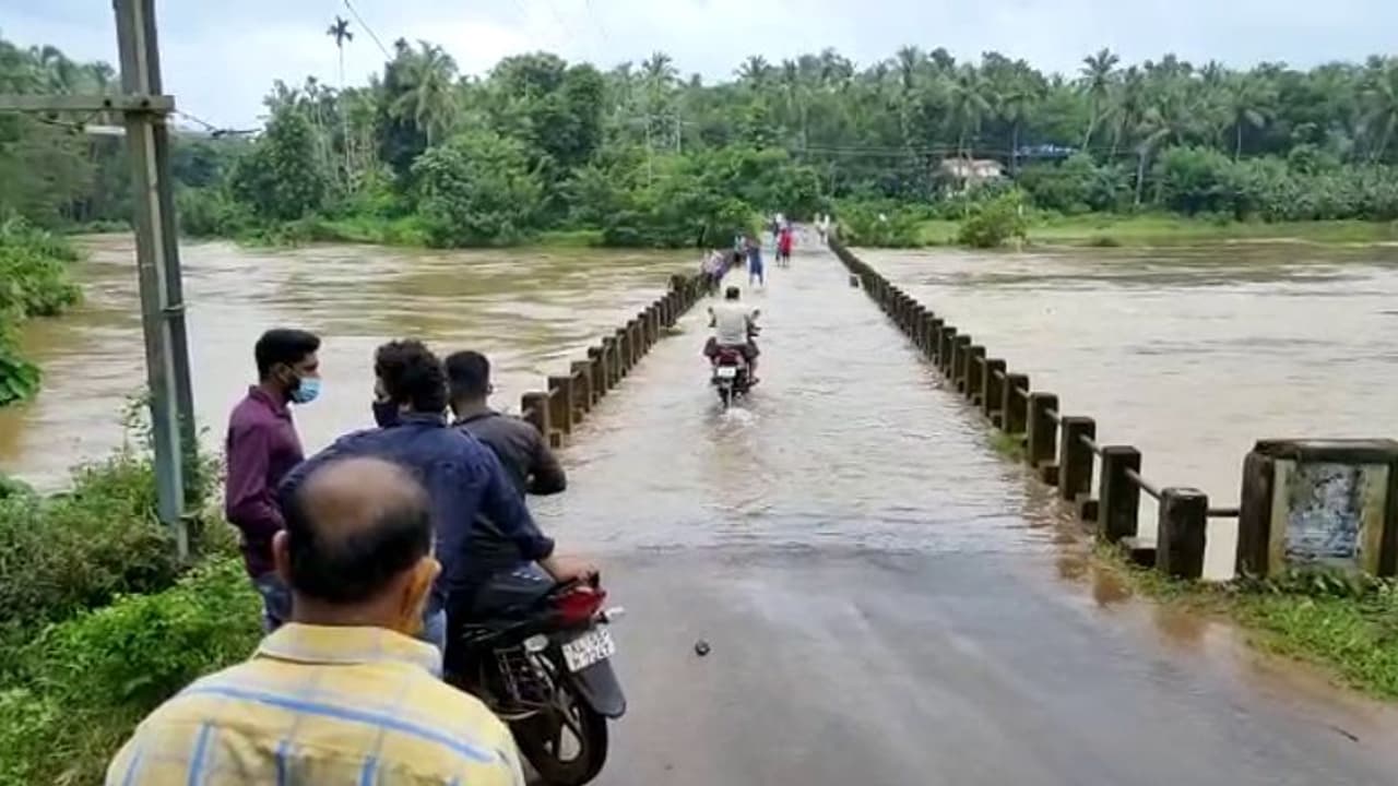 കേരളത്തിൽ വെള്ളപ്പൊക്കസാധ്യതയെന്ന് മുന്നറിയിപ്പ്; മഴ തുടരുന്നു, ഭവാനി പുഴയിൽ ജലനിരപ്പ് അപകടനിലയിൽ കേരളത്തിൽ വെള്ളപ്പൊക്കസാധ്യതയെന്ന് മുന്നറിയിപ്പ്; മഴ തുടരുന്നു, ഭവാനി പുഴയിൽ ജലനിരപ്പ് അപകടനിലയിൽ