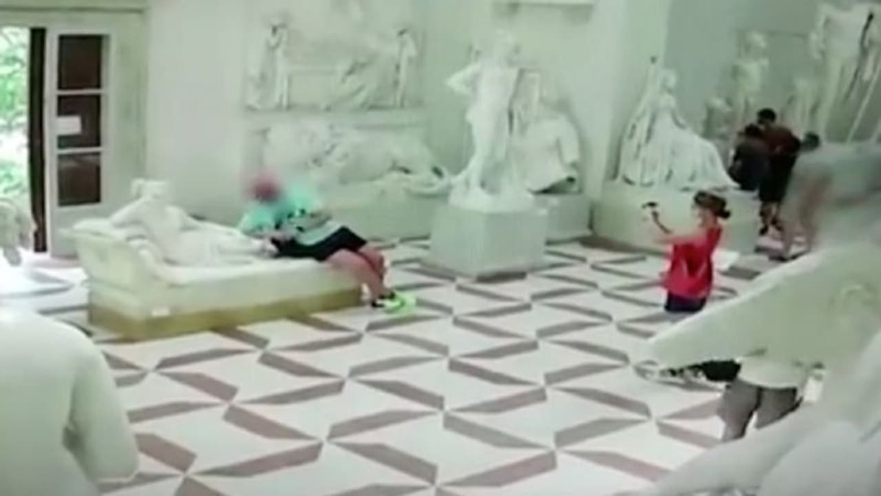 ചെറുതായിട്ട് ഒരു 'സെല്‍ഫി' എടുത്തതാണ്; ടൂറിസ്റ്റിന് വേണ്ടി വല വിരിച്ച് പൊലീസ്...