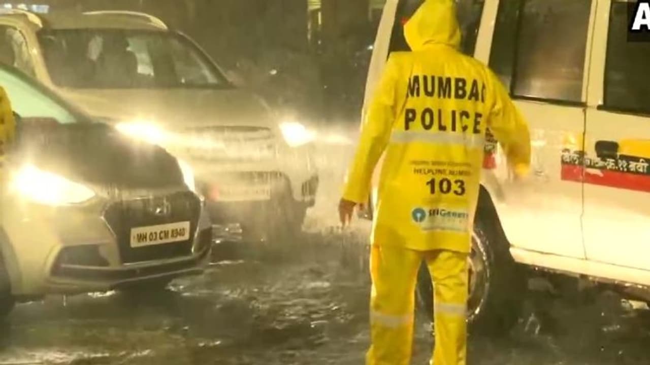 টানা বৃষ্টিতে ভাসছে মুম্বই, আগামী ২৪ঘন্টায় প্রবল বর্ষণের পূর্বাভাস