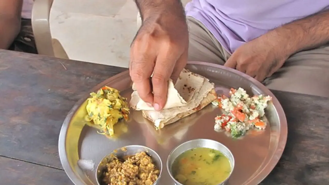 परंपरा: हिंदू धर्म में बिना स्नान किए खाना क्यों है वर्जित? जानिए इसका वैज्ञानिक कारण परंपरा: हिंदू धर्म में बिना स्नान किए खाना क्यों है वर्जित? जानिए इसका वैज्ञानिक कारण