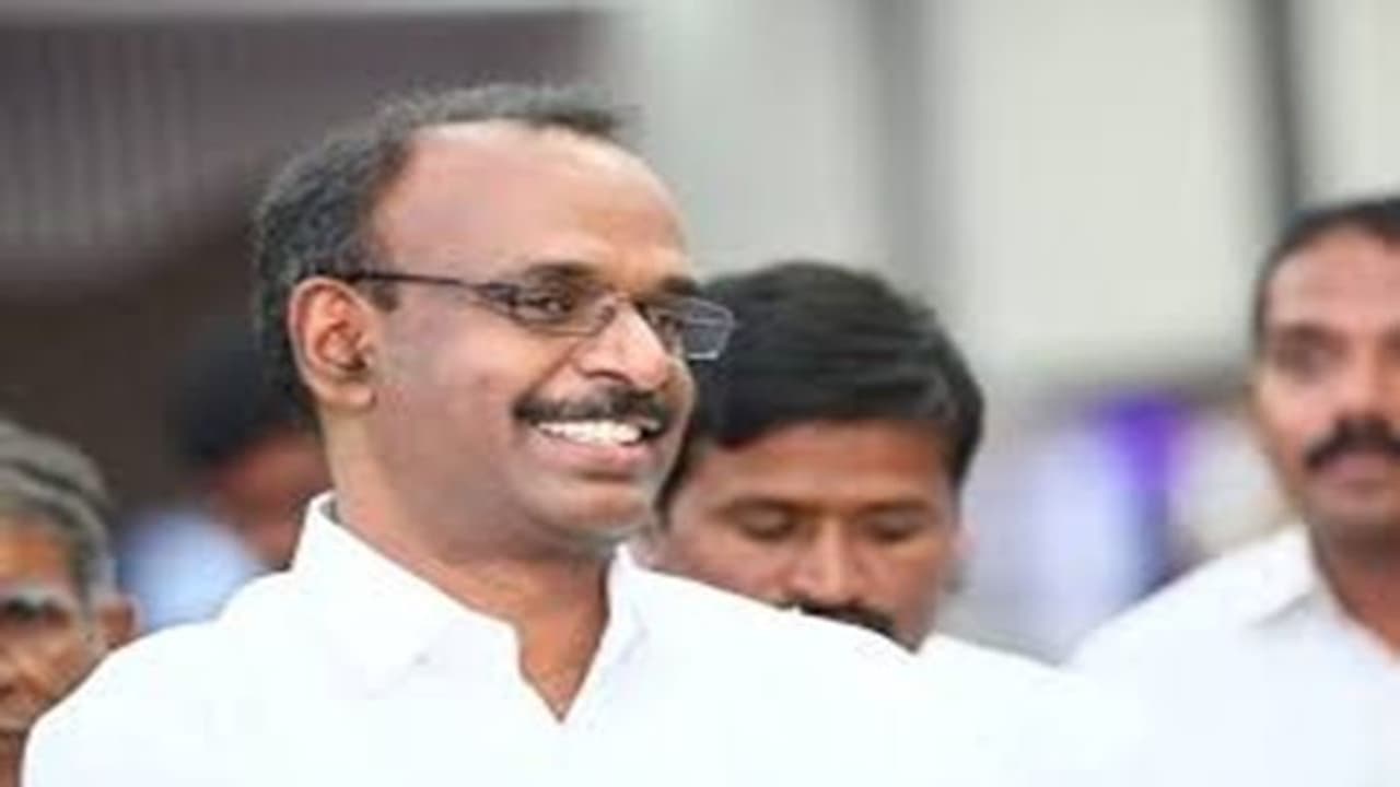 కోవిడ్ రోగులకు వైసీపీ ఎమ్మెల్యే వైద్యం కోవిడ్ రోగులకు వైసీపీ ఎమ్మెల్యే వైద్యం