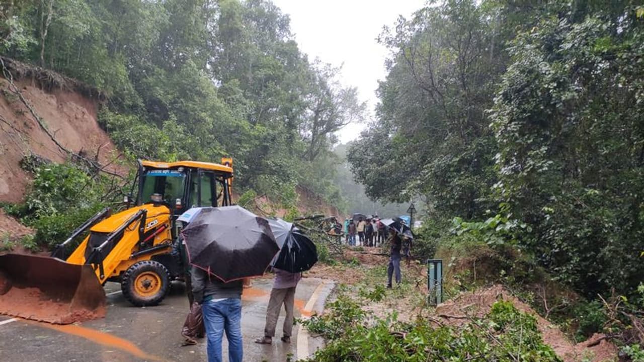 ಕೊಡಗಲ್ಲಿ ಬ್ರಹ್ಮಗಿರಿ ಬೆಟ್ಟ ಸೇರಿ 20 ಕಡೆ ಭೂ ಕುಸಿತ ಕೊಡಗಲ್ಲಿ ಬ್ರಹ್ಮಗಿರಿ ಬೆಟ್ಟ ಸೇರಿ 20 ಕಡೆ ಭೂ ಕುಸಿತ
