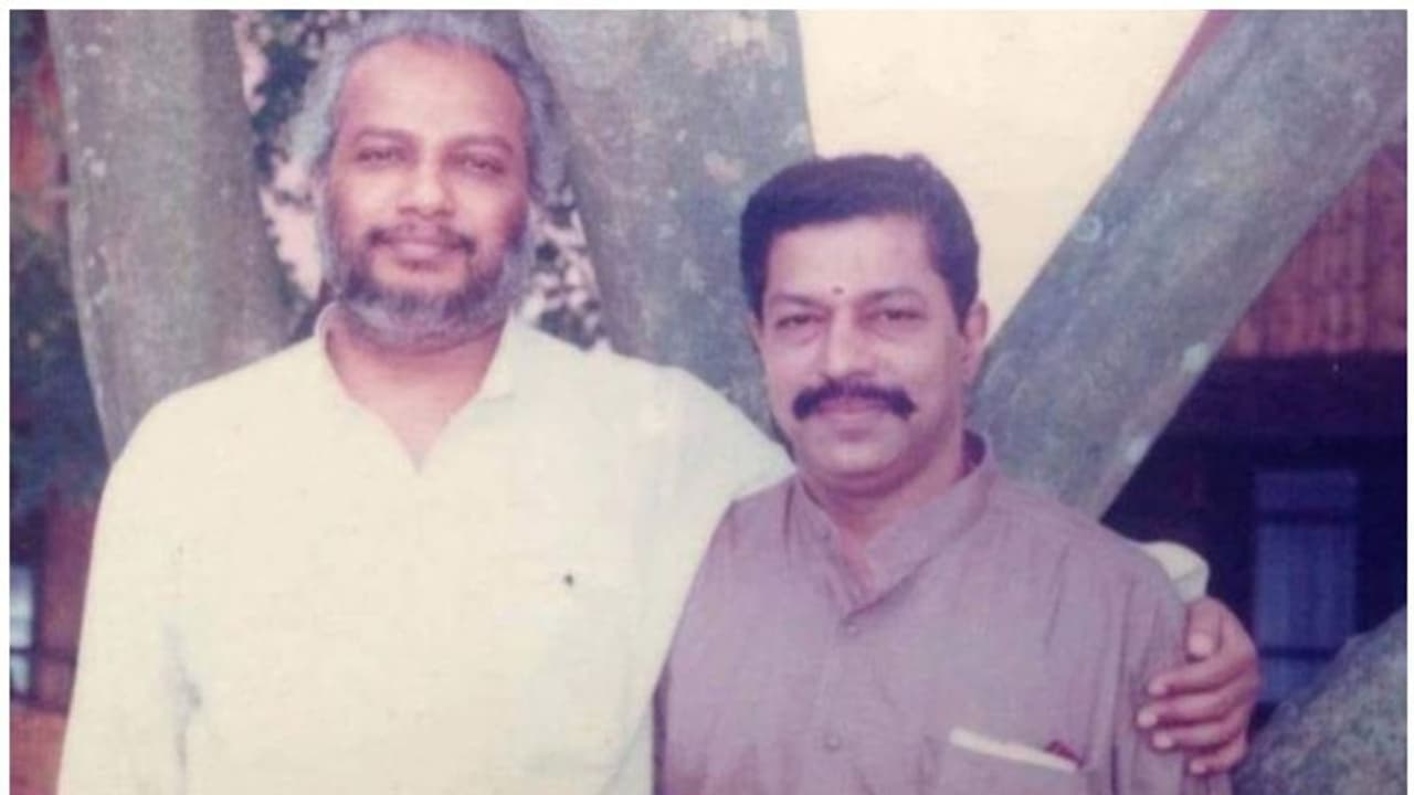 സഖാക്കളോടൊപ്പം വീട് വീടാന്തരം കയറി ഇറങ്ങി മഹാനടൻ, മുരളിയെ കുറിച്ചുള്ള ഓര്മ സഖാക്കളോടൊപ്പം വീട് വീടാന്തരം കയറി ഇറങ്ങി മഹാനടൻ, മുരളിയെ കുറിച്ചുള്ള ഓര്മ