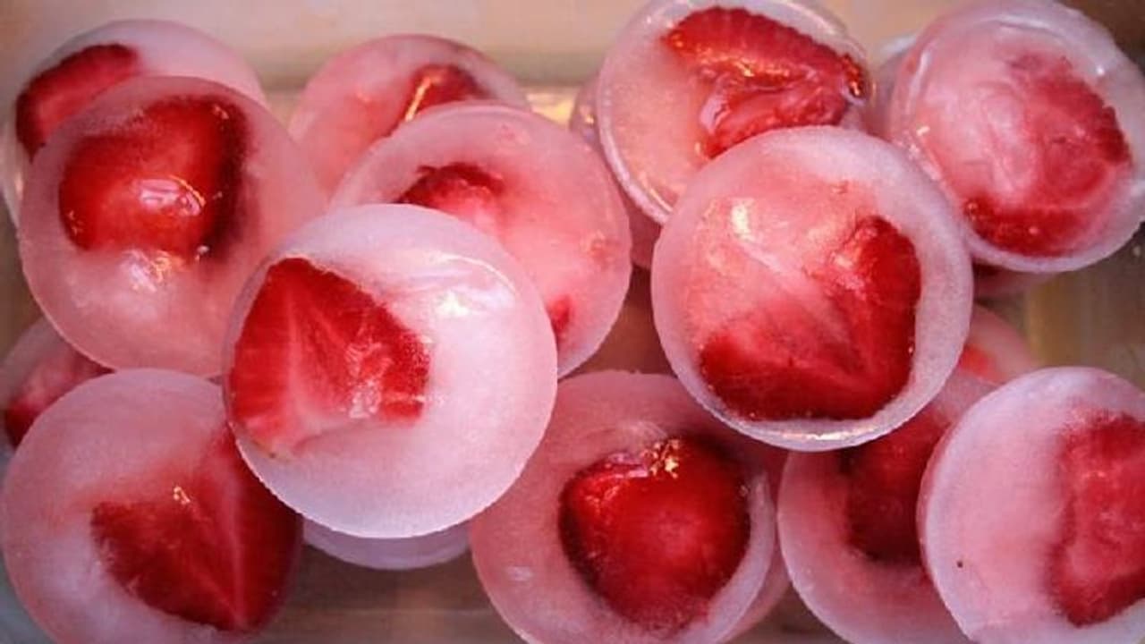 മുഖത്തെ ചുളിവ് മാറാനും ചര്മ്മം തിളങ്ങാനും കിടിലനൊരു 'ഐസ് ക്യൂബ്' ! മുഖത്തെ ചുളിവ് മാറാനും ചര്മ്മം തിളങ്ങാനും കിടിലനൊരു 'ഐസ് ക്യൂബ്' !