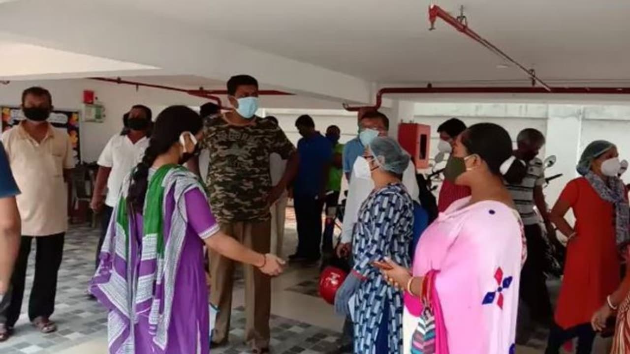 ফি বৃদ্ধি নিয়ে ফের বিক্ষোভ শহরে, গর্জে উঠল কলকাতার চিলড্রেন্স ফাউন্ডেশন স্কুলের অভিভাবকরা ফি বৃদ্ধি নিয়ে ফের বিক্ষোভ শহরে, গর্জে উঠল কলকাতার চিলড্রেন্স ফাউন্ডেশন স্কুলের অভিভাবকরা