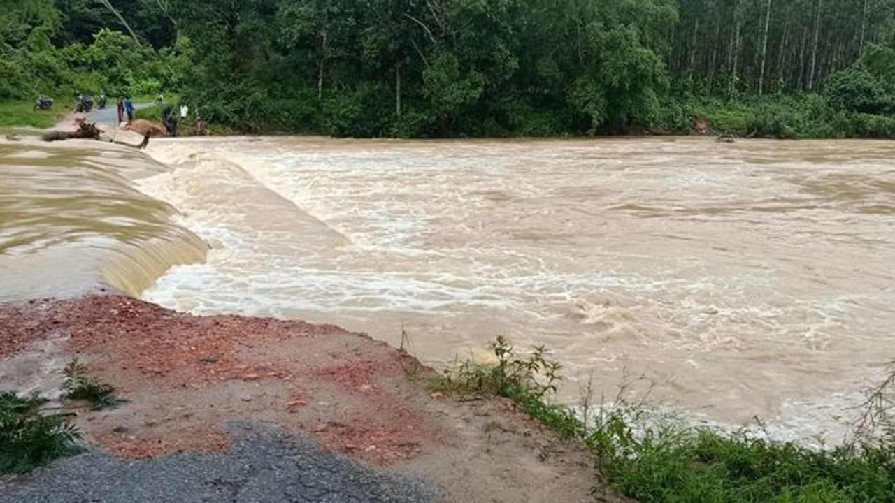 ವರುಣನ ಅಬ್ಬರಕ್ಕೆ ನಲುಗಿದ ಕರುನಾಡು: ಪ್ರವಾಹ ಪರಿಸ್ಥಿತಿ ಎದುರಿಸಲು ಸಜ್ಜಾದ ಸರ್ಕಾರ ವರುಣನ ಅಬ್ಬರಕ್ಕೆ ನಲುಗಿದ ಕರುನಾಡು: ಪ್ರವಾಹ ಪರಿಸ್ಥಿತಿ ಎದುರಿಸಲು ಸಜ್ಜಾದ ಸರ್ಕಾರ