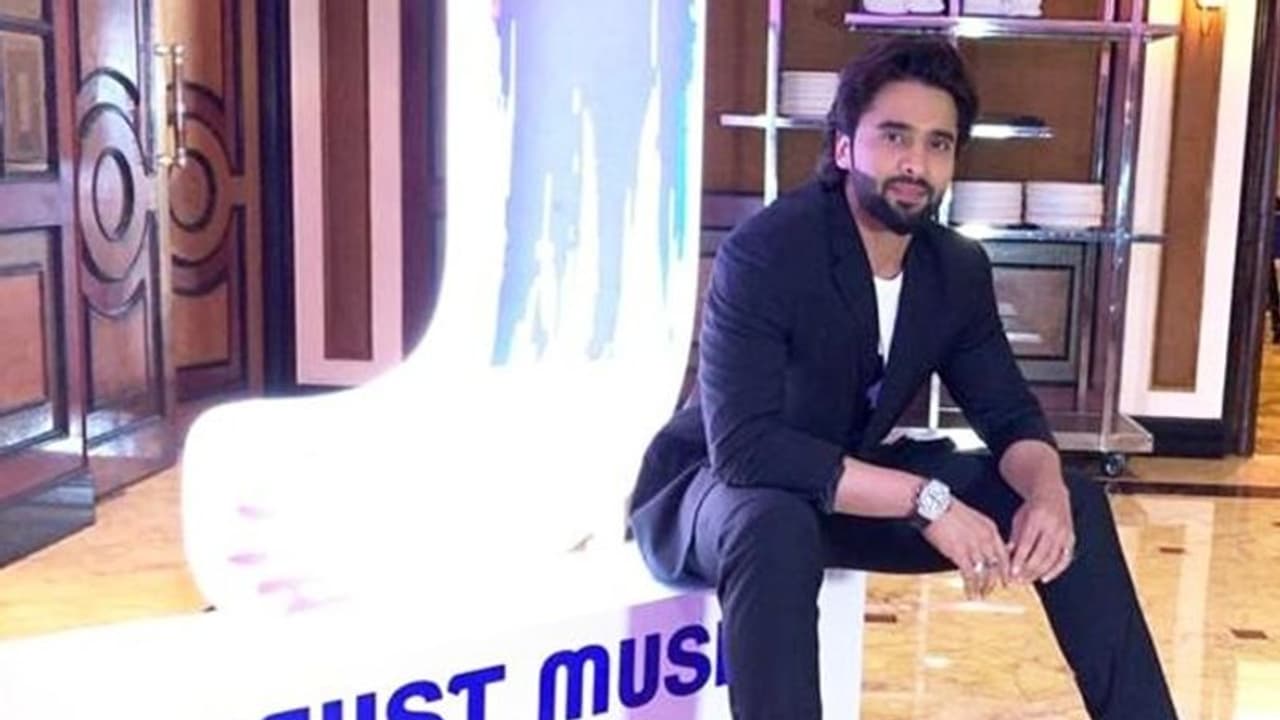 Celebs congratulate Jackky Bhagnani for his dedication as he flies to UK with Bell Bottom's crew Celebs congratulate Jackky Bhagnani for his dedication as he flies to UK with Bell Bottom's crew