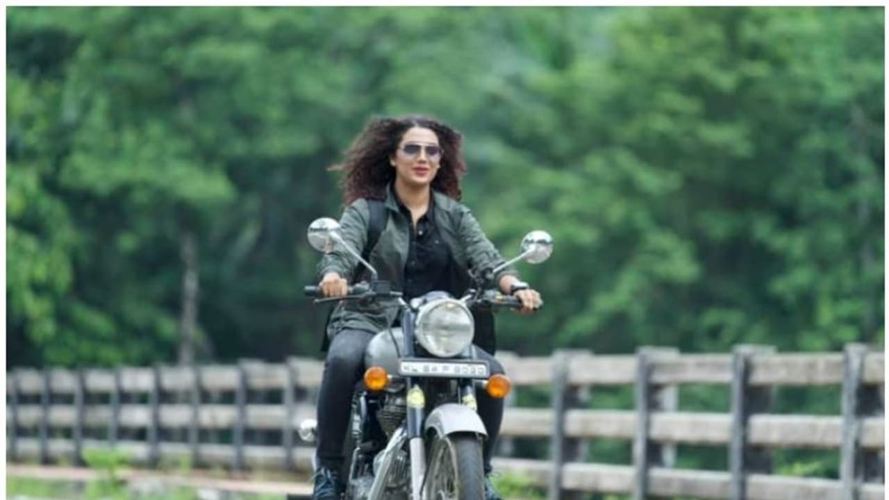 'ശേഷം പൊലീസ് വണ്ടിയേ കേറി സർക്കാർ ചെലവിലൊരു പോക്കായിരുന്നു', ഫോട്ടോയുമായി മറീന മൈക്കിള്‍