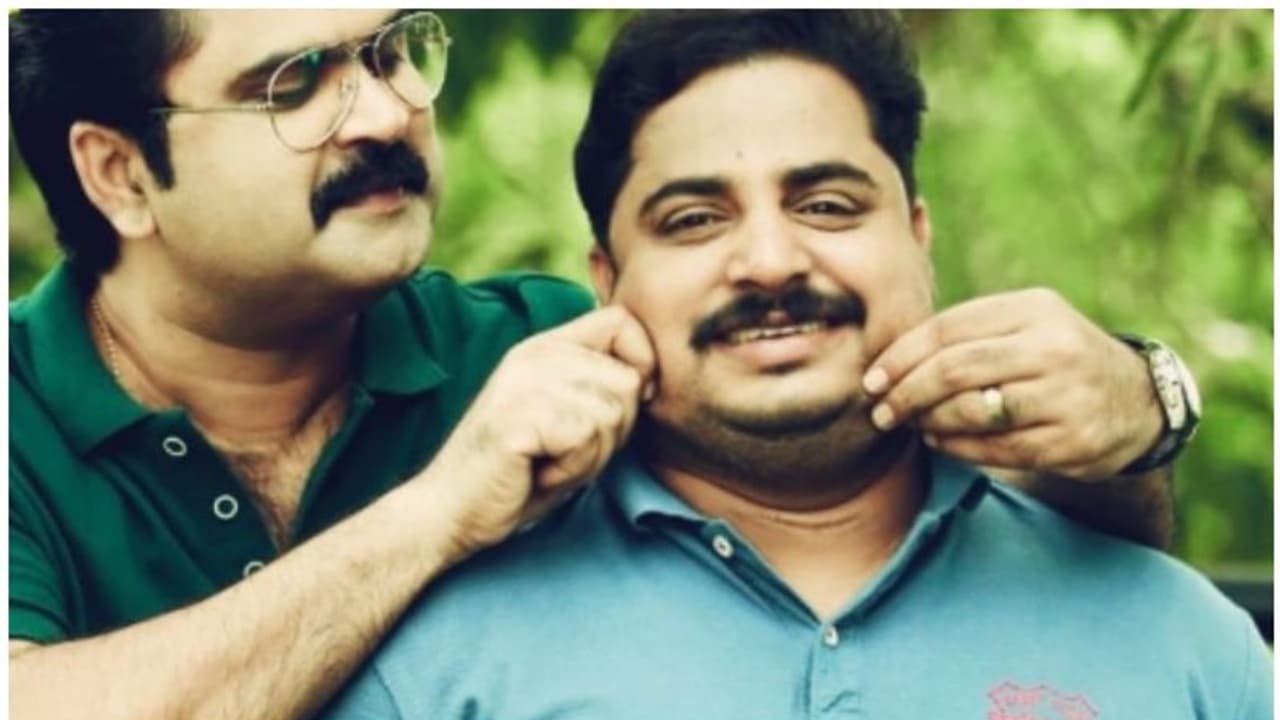 മൂപ്പര് ക്യാമറയും മുന്നിലെ മറ്റ് ആളുകളെയും ഒന്നും ശ്രദ്ധിക്കുന്നില്ലേ, കരുതലായ അനൂപ് മേനോനെ കുറിച്ച് നിര്മല് മൂപ്പര് ക്യാമറയും മുന്നിലെ മറ്റ് ആളുകളെയും ഒന്നും ശ്രദ്ധിക്കുന്നില്ലേ, കരുതലായ അനൂപ് മേനോനെ കുറിച്ച് നിര്മല്