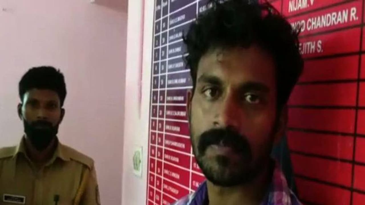 സ്വന്തം വീടിനുള്ളിൽ രഹസ്യമായി സൂക്ഷിച്ച സ്വർണം മോഷ്ടിക്കാൻ കാമുകന് വീട്ടമ്മയുടെ സഹായം സ്വന്തം വീടിനുള്ളിൽ രഹസ്യമായി സൂക്ഷിച്ച സ്വർണം മോഷ്ടിക്കാൻ കാമുകന് വീട്ടമ്മയുടെ സഹായം