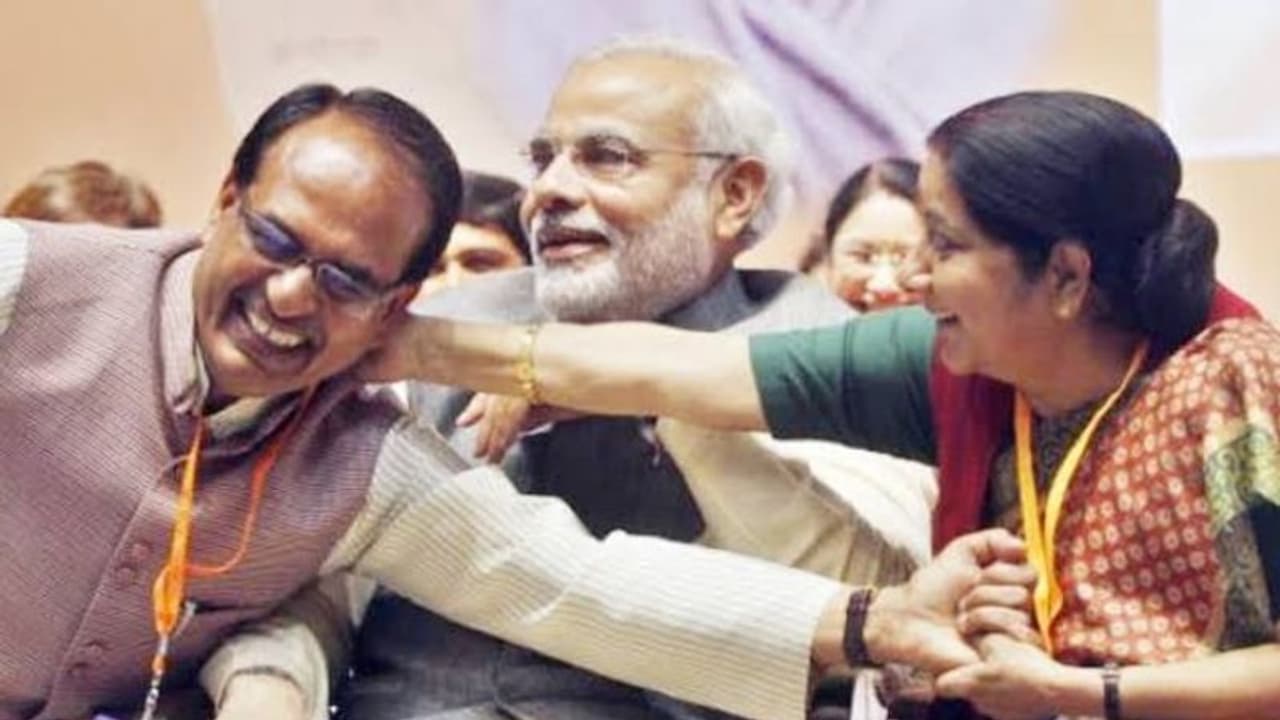 CM शिवराज ने सुषमा स्वराज को किया याद, कहा ऐसा लग रहा वो आएंगी और डांटेंगी..अब भी गूंजते हैं वो शब्द CM शिवराज ने सुषमा स्वराज को किया याद, कहा ऐसा लग रहा वो आएंगी और डांटेंगी..अब भी गूंजते हैं वो शब्द