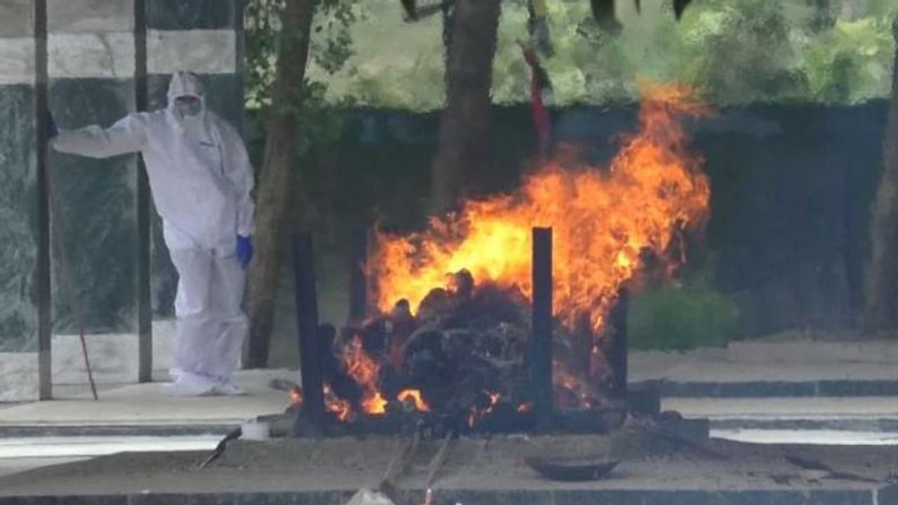 देश का पहला मामला: पॉजिटिव पति ने PPE किट में पत्नी का किया अंतिम संस्कार..एक साथ भर्ती हुए थे दोनों देश का पहला मामला: पॉजिटिव पति ने PPE किट में पत्नी का किया अंतिम संस्कार..एक साथ भर्ती हुए थे दोनों