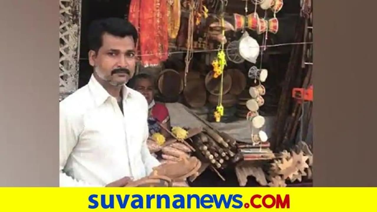 ತಲೆಮಾರುಗಳಿಂದ ಹಿಂದೂ ಸಂತರಿಗಾಗಿ ಪಾದುಕೆ ಮಾಡಿ ಕೊಡ್ತಿದೆ ಈ ಮುಸ್ಲಿಂ ಕುಟುಂಬ..! ತಲೆಮಾರುಗಳಿಂದ ಹಿಂದೂ ಸಂತರಿಗಾಗಿ ಪಾದುಕೆ ಮಾಡಿ ಕೊಡ್ತಿದೆ ಈ ಮುಸ್ಲಿಂ ಕುಟುಂಬ..!