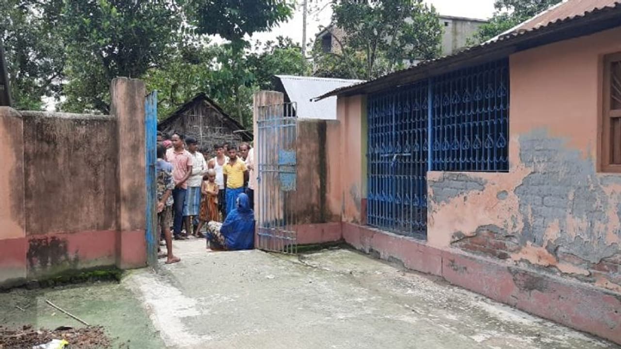 বিয়ে করে 'প্রতারণার শিকার', শ্বশুরবাড়ির সামনে ধর্ণায় বসলেন গৃহবধূ বিয়ে করে 'প্রতারণার শিকার', শ্বশুরবাড়ির সামনে ধর্ণায় বসলেন গৃহবধূ
