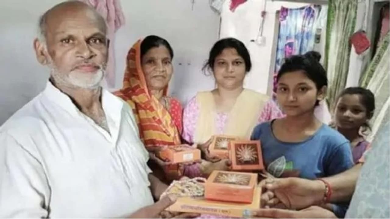 इस दलित के घर पहुंचा राम मंदिर भूमिपूजन का पहला प्रसाद, CM योगी खाने आए थे कभी खाना इस दलित के घर पहुंचा राम मंदिर भूमिपूजन का पहला प्रसाद, CM योगी खाने आए थे कभी खाना