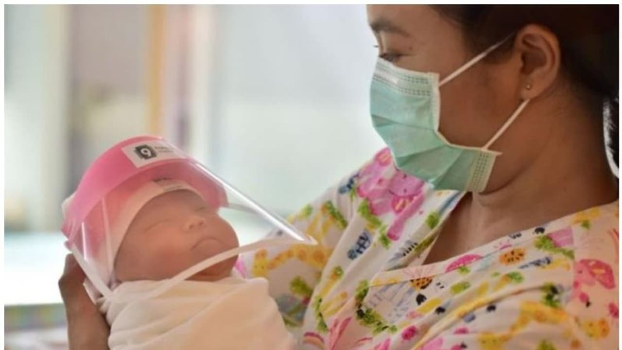 കൊവിഡ് പോസിറ്റീവ് ആണെങ്കിലും അമ്മമാർ നവജാതശിശുക്കൾക്ക് മുലയൂട്ടുന്നത് തുടരാം; വനിതാ ശിശു വികസന മന്ത്രാലയം കൊവിഡ് പോസിറ്റീവ് ആണെങ്കിലും അമ്മമാർ നവജാതശിശുക്കൾക്ക് മുലയൂട്ടുന്നത് തുടരാം; വനിതാ ശിശു വികസന മന്ത്രാലയം