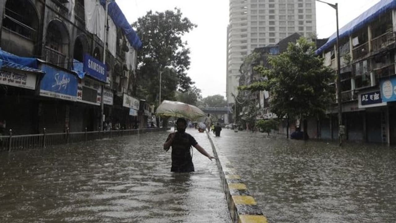 మరో మూడురోజులూ... ఆ జిల్లాల్లో భారీ వర్షాలు: హైదరాబాద్ వాతావరణ కేంద్రం మరో మూడురోజులూ... ఆ జిల్లాల్లో భారీ వర్షాలు: హైదరాబాద్ వాతావరణ కేంద్రం