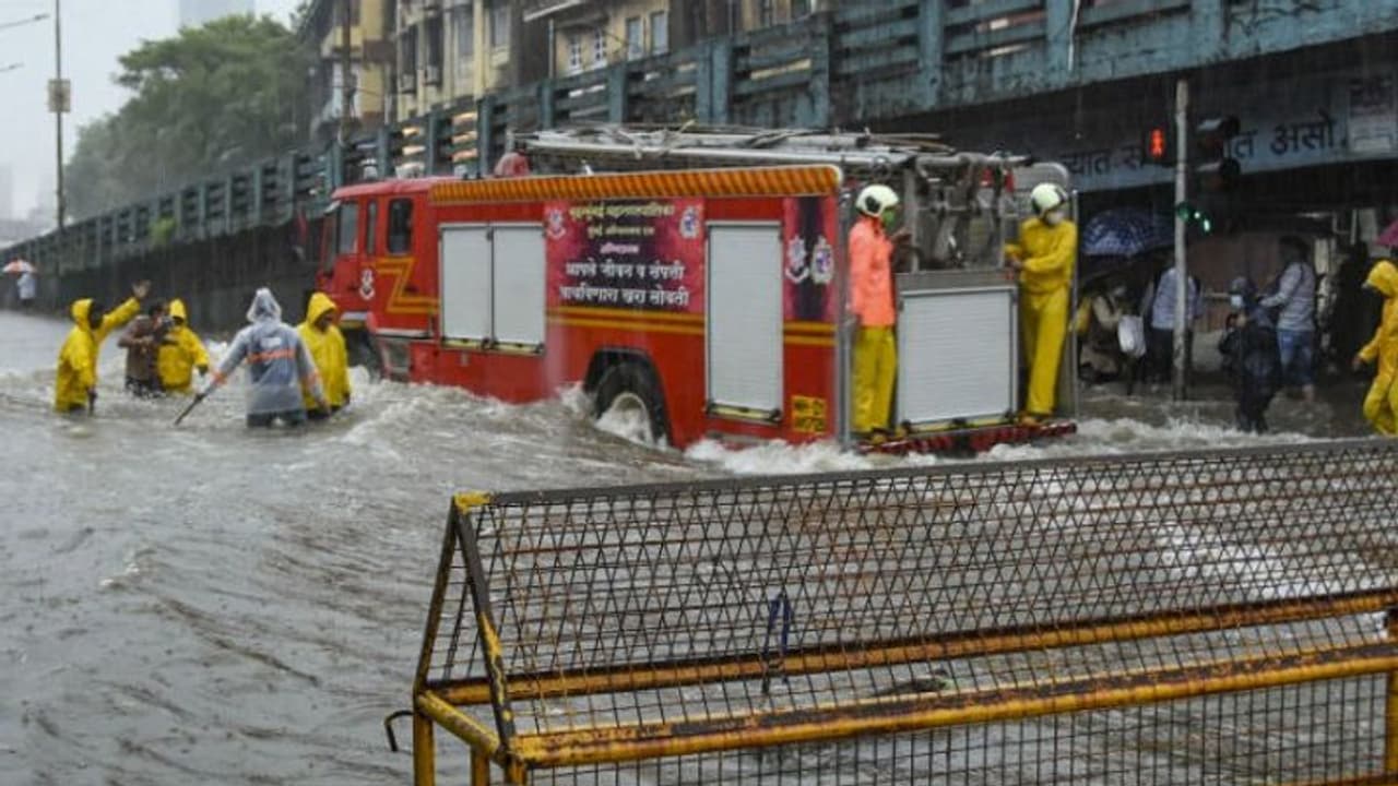 ದಾಖಲೆಯ ಮಳೆ: ಮುಂಗಾರಲ್ಲಿ ಮುಳುಗಿದ ಭಾರತ..! ದಾಖಲೆಯ ಮಳೆ: ಮುಂಗಾರಲ್ಲಿ ಮುಳುಗಿದ ಭಾರತ..!