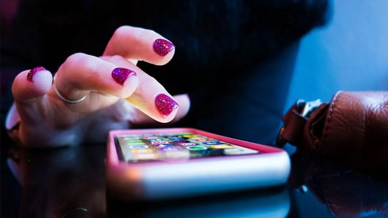 फेसबुक और इंस्टाग्राम को बनाएंगे रोमांस का अड्डा तो होगी मुश्किल, ये 5 टिप्स आ सकते हैं काम फेसबुक और इंस्टाग्राम को बनाएंगे रोमांस का अड्डा तो होगी मुश्किल, ये 5 टिप्स आ सकते हैं काम