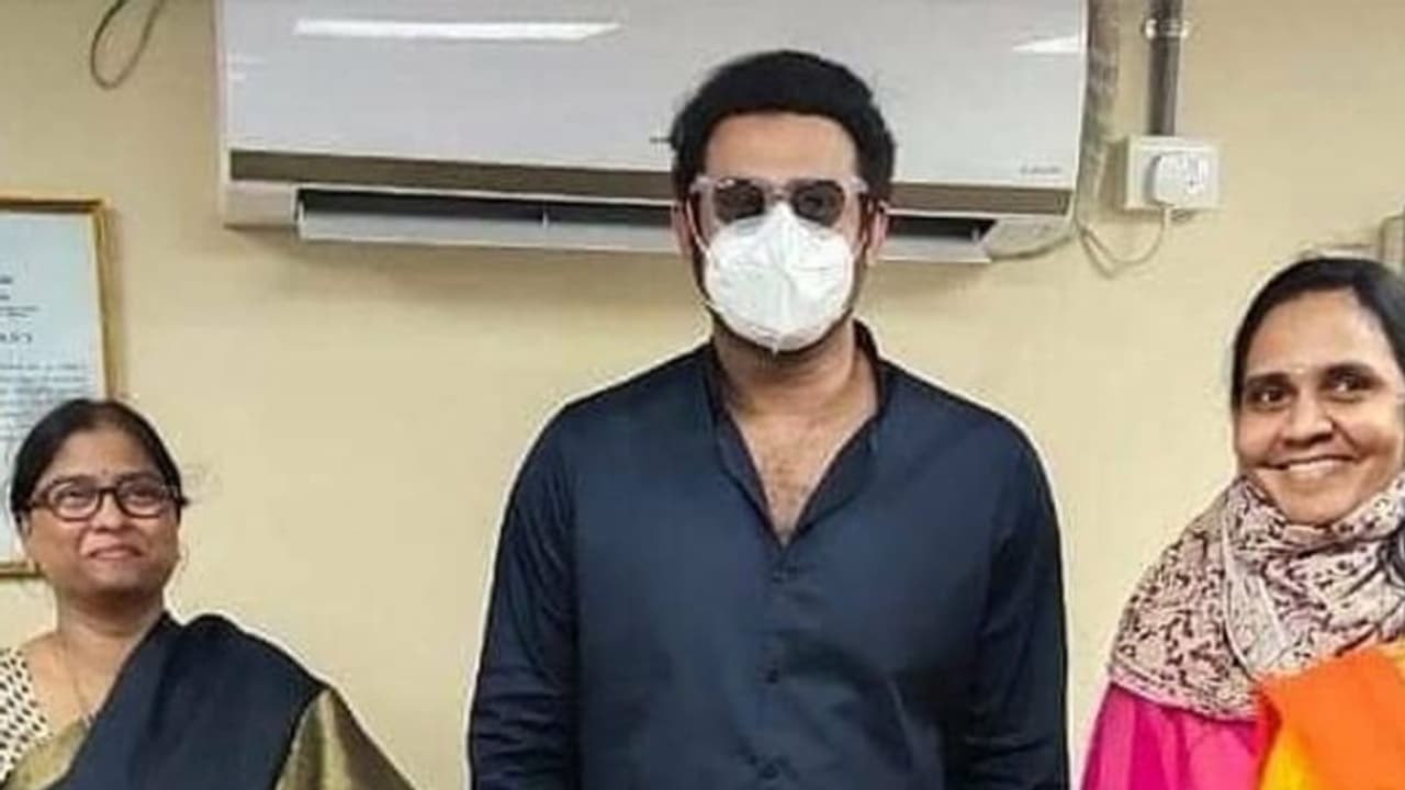 ఖైరతాబాద్ ఆర్టీఏ ఆఫీసులో తళుక్కున మెరిసిన ప్రభాస్... అవాక్కైన జనం ఖైరతాబాద్ ఆర్టీఏ ఆఫీసులో తళుక్కున మెరిసిన ప్రభాస్... అవాక్కైన జనం