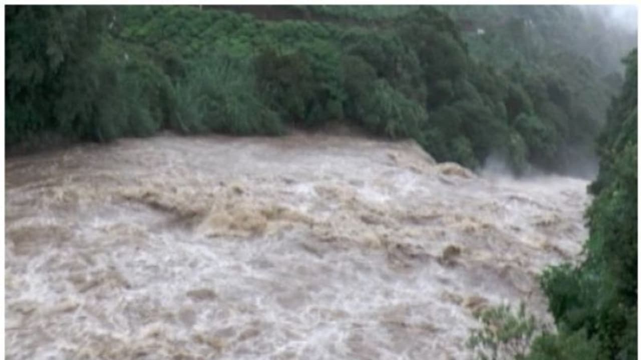 ఉదృతంగా ప్రవాహం... వాగులో కొట్టుకుపోయిన ఇద్దరు పశువుల కాపర్లు ఉదృతంగా ప్రవాహం... వాగులో కొట్టుకుపోయిన ఇద్దరు పశువుల కాపర్లు